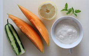 Preparazione Crema di yogurt, cetrioli e melone - Fase 1