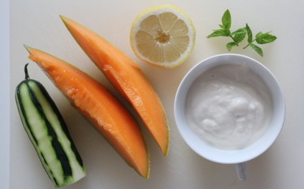 Preparazione Crema di yogurt, cetrioli e melone - Fase 1 Preparazione Crema di yogurt, cetrioli e melone - Fase 1