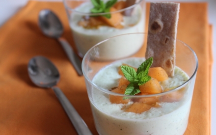 Preparazione Crema di yogurt, cetrioli e melone - Fase 2 Preparazione Crema di yogurt, cetrioli e melone - Fase 2