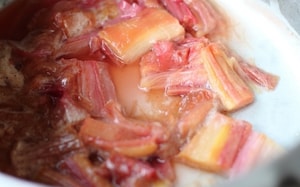 Preparazione Soufflè con rabarbaro e fragole - Fase 1