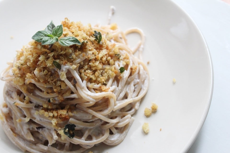 Spaghetti con crema di ricotta alle olive e briciole all’origano ricetta