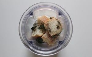 Preparazione Spaghetti con crema di ricotta alle olive e briciole all’origano - Fase 1