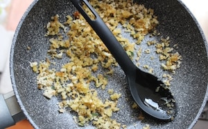 Preparazione Spaghetti con crema di ricotta alle olive e briciole all’origano - Fase 1