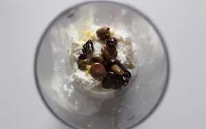 Preparazione Spaghetti con crema di ricotta alle olive e briciole all’origano - Fase 2