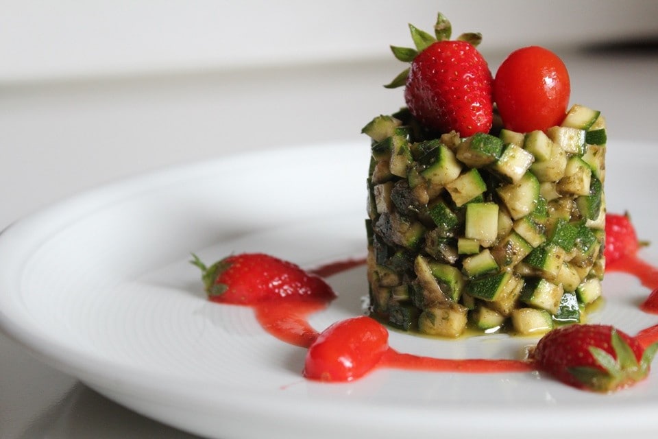 Tartare di zucchine con fragole e pomodori ricetta