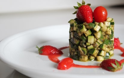 Tartare di zucchine con fragole e pomodori