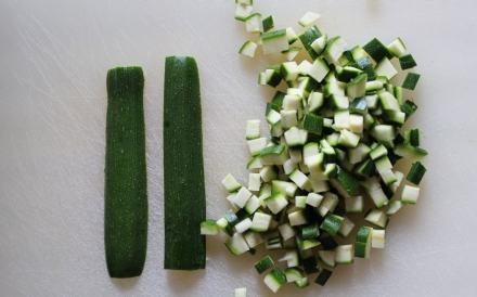 Preparazione Tartare di zucchine con fragole e pomodori - Fase 1 Preparazione Tartare di zucchine con fragole e pomodori - Fase 1