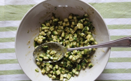 Preparazione Tartare di zucchine con fragole e pomodori - Fase 2 Preparazione Tartare di zucchine con fragole e pomodori - Fase 2
