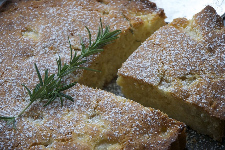 Torta di pere, olio d'oliva e rosmarino ricetta