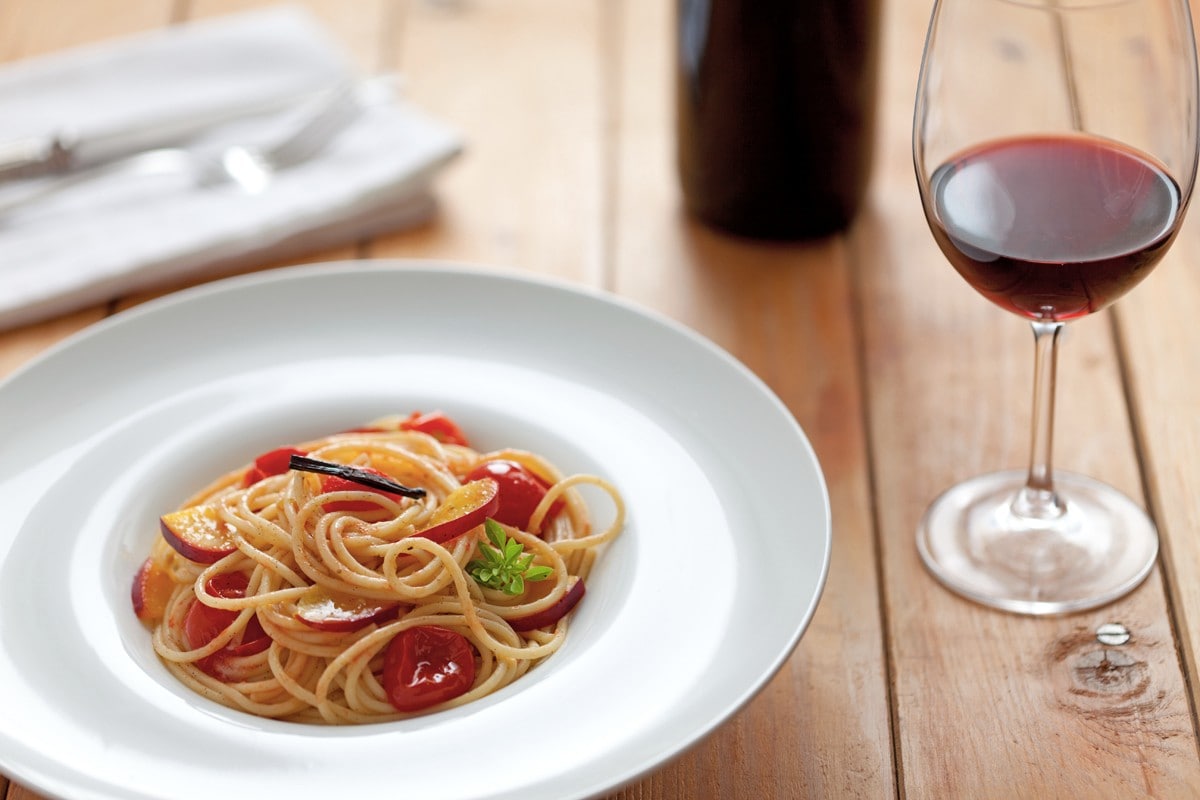 Spaghetti con pomodori infornati e pesche gialle ricetta