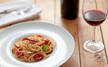 Spaghetti con pomodori infornati e pesche gialle