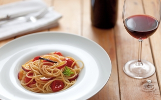Spaghetti con pomodori infornati e pesche gialle Spaghetti con pomodori infornati e pesche gialle