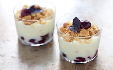 Bicchierini alle ciliegie e basilico, chantilly all'italiana e sablé breton