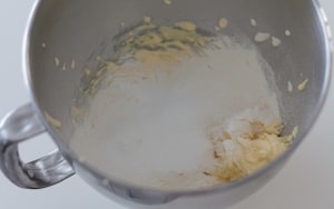 Preparazione Bicchierini alle ciliegie e basilico, chantilly all'italiana e sablé breton - Fase 2