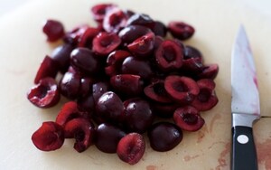 Preparazione Bicchierini alle ciliegie e basilico, chantilly all'italiana e sablé breton - Fase 6