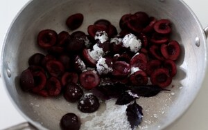 Preparazione Bicchierini alle ciliegie e basilico, chantilly all'italiana e sablé breton - Fase 6