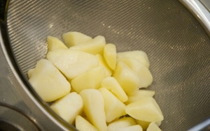 Preparazione Blinis di patate con crema di barbabietola - Fase 1