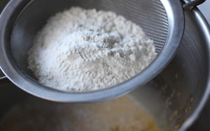 Preparazione Cake all'olio con ciliegie semicandite - Fase 1