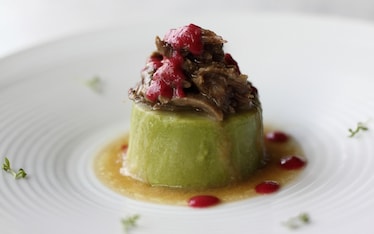 Coda di manzo su crema di piselli e salsa di ciliegie marinate