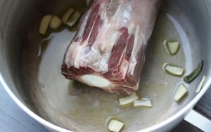 Preparazione Coda di manzo su crema di piselli e salsa di ciliegie marinate - Fase 1