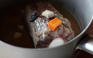 Preparazione Coda di manzo su crema di piselli e salsa di ciliegie marinate - Fase 1