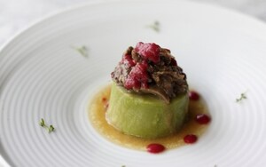 Preparazione Coda di manzo su crema di piselli e salsa di ciliegie marinate - Fase 4