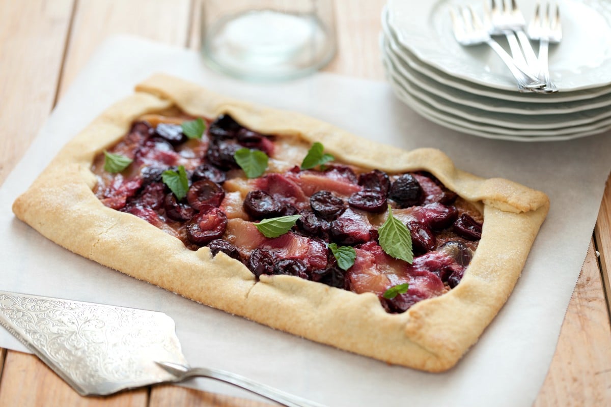 Crostata rustica con pesche, ciliegie e amaretti ricetta