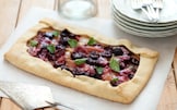 Crostata rustica con pesche, ciliegie e amaretti