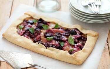 Crostata rustica con pesche, ciliegie e amaretti