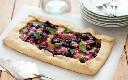 Crostata rustica con pesche, ciliegie e amaretti