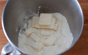 Preparazione Crostata rustica con pesche, ciliegie e amaretti - Fase 1