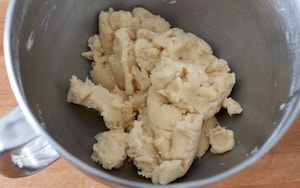 Preparazione Crostata rustica con pesche, ciliegie e amaretti - Fase 2