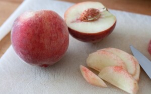 Preparazione Crostata rustica con pesche, ciliegie e amaretti - Fase 4
