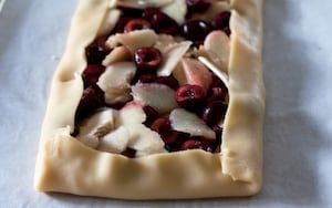 Preparazione Crostata rustica con pesche, ciliegie e amaretti - Fase 6