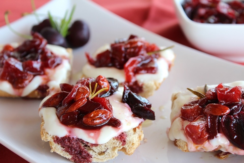 Crostini al formaggio con composta di ciliegie, peperone e goji ricetta