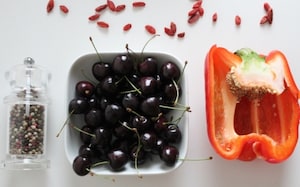 Preparazione Crostini al formaggio con composta di ciliegie, peperone e goji - Fase 1