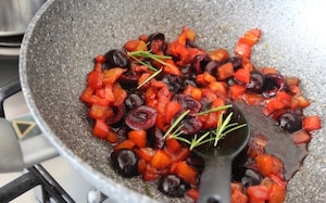 Preparazione Crostini al formaggio con composta di ciliegie, peperone e goji - Fase 1