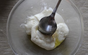 Preparazione Crostini al formaggio con composta di ciliegie, peperone e goji - Fase 2