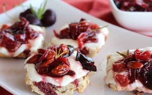 Preparazione Crostini al formaggio con composta di ciliegie, peperone e goji - Fase 2
