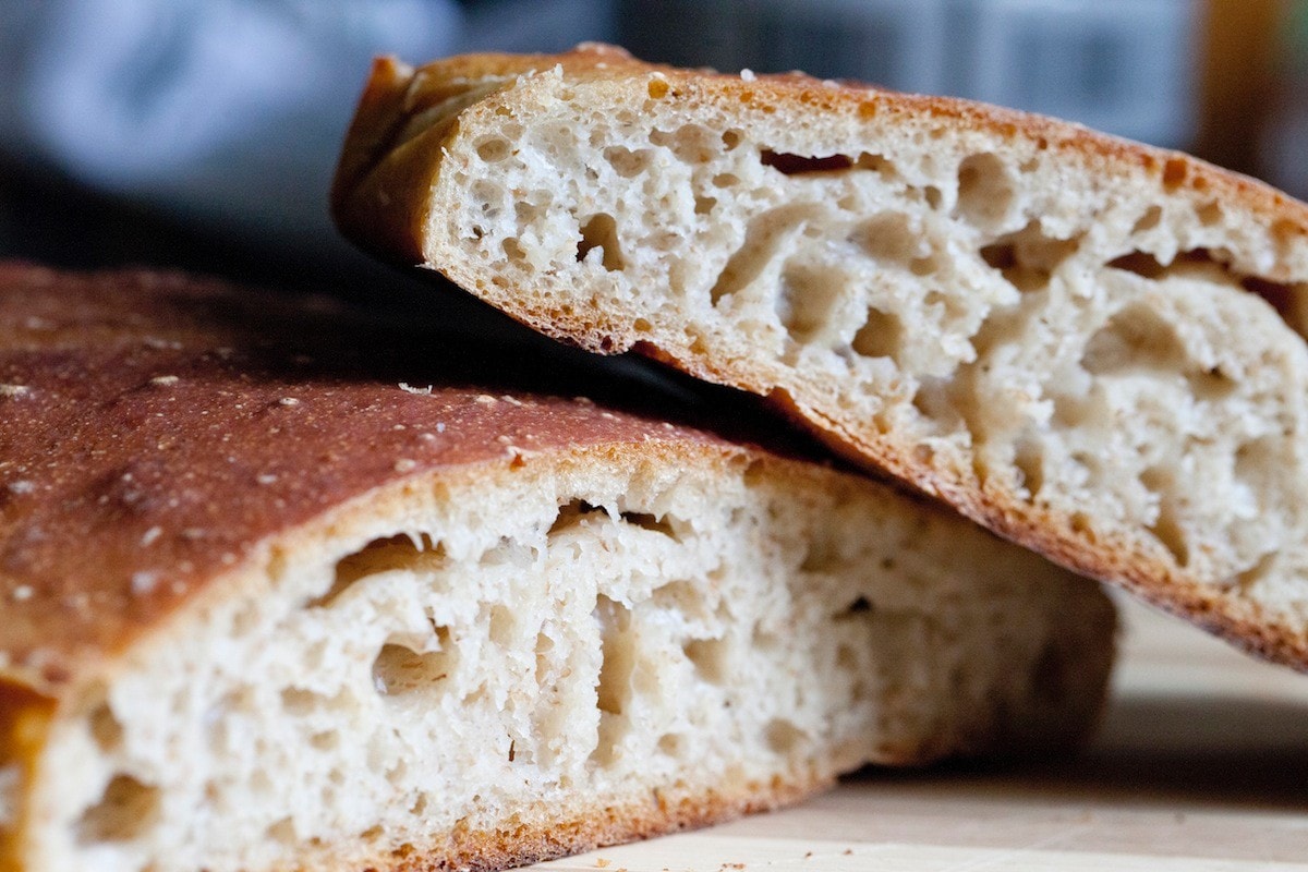 Focaccia semintegrale ad alta idratazione ricetta