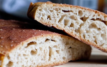 Focaccia semintegrale ad alta idratazione