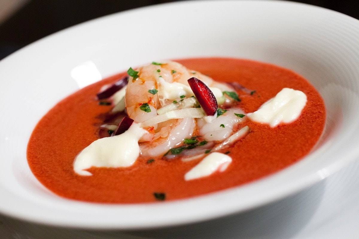 Gazpacho di ciliegie con gamberi e yogurt al pecorino ricetta