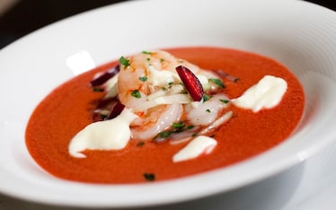 Gazpacho di ciliegie con gamberi e yogurt al pecorino