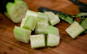 Preparazione Gazpacho di ciliegie con gamberi e yogurt al pecorino - Fase 2