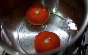 Preparazione Gazpacho di ciliegie con gamberi e yogurt al pecorino - Fase 3