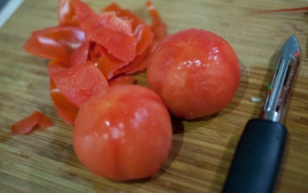 Preparazione Gazpacho di ciliegie con gamberi e yogurt al pecorino - Fase 3 Preparazione Gazpacho di ciliegie con gamberi e yogurt al pecorino - Fase 3