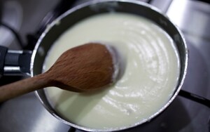 Preparazione Gazpacho di ciliegie con gamberi e yogurt al pecorino - Fase 5