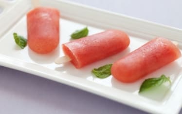 Ghiaccioli all'anguria, rum bianco, lime e menta