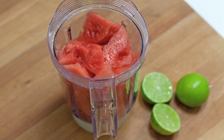 Preparazione Ghiaccioli all'anguria, rum bianco, lime e menta - Fase 2 Preparazione Ghiaccioli all'anguria, rum bianco, lime e menta - Fase 2