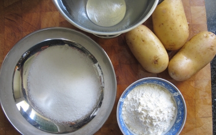Preparazione Gnocchi al ragù - Fase 1 Preparazione Gnocchi al ragù - Fase 1